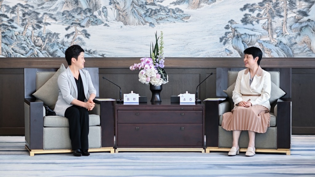石岱会见南通市委副书记、市长张彤