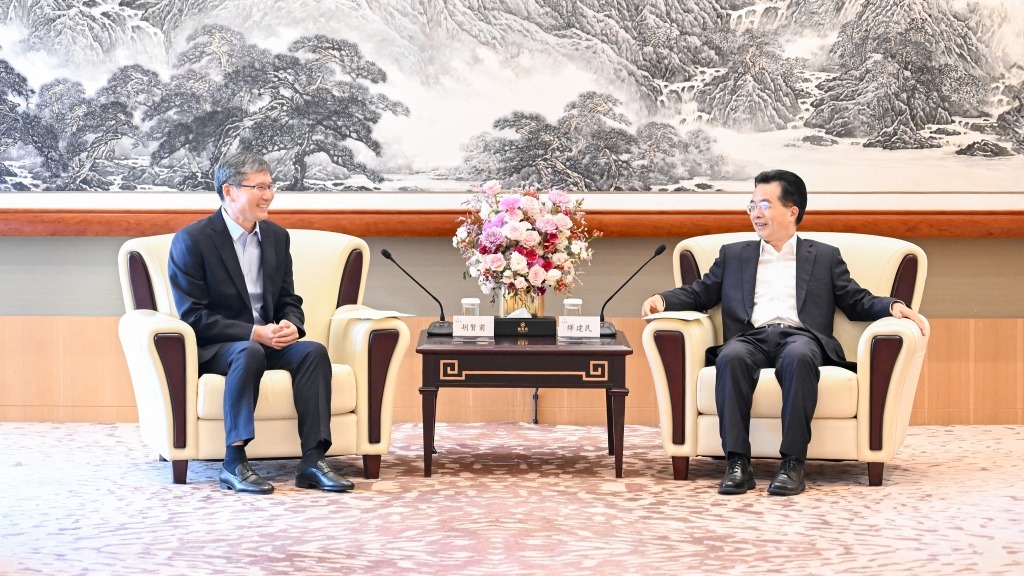 缪建民会见中船集团副总经理胡贤甫一行