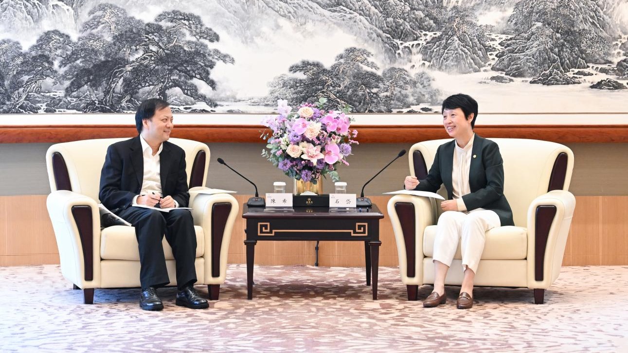 石岱会见三亚市委副书记、市长陈希一行