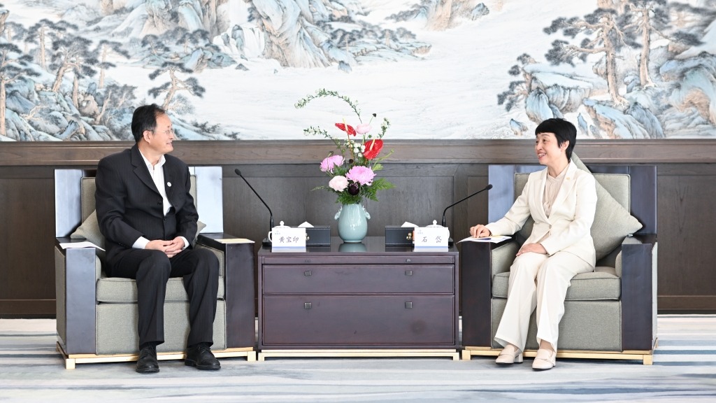 石岱会见对外经济贸易大学党委书记黄宝印一行