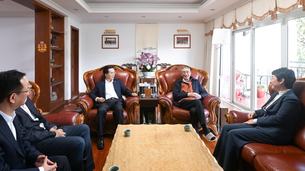 缪建民石岱春节前慰问在深集团老领导