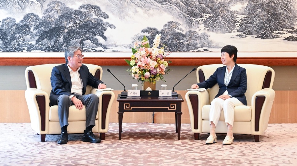 石岱会见上港集团董事长于福林