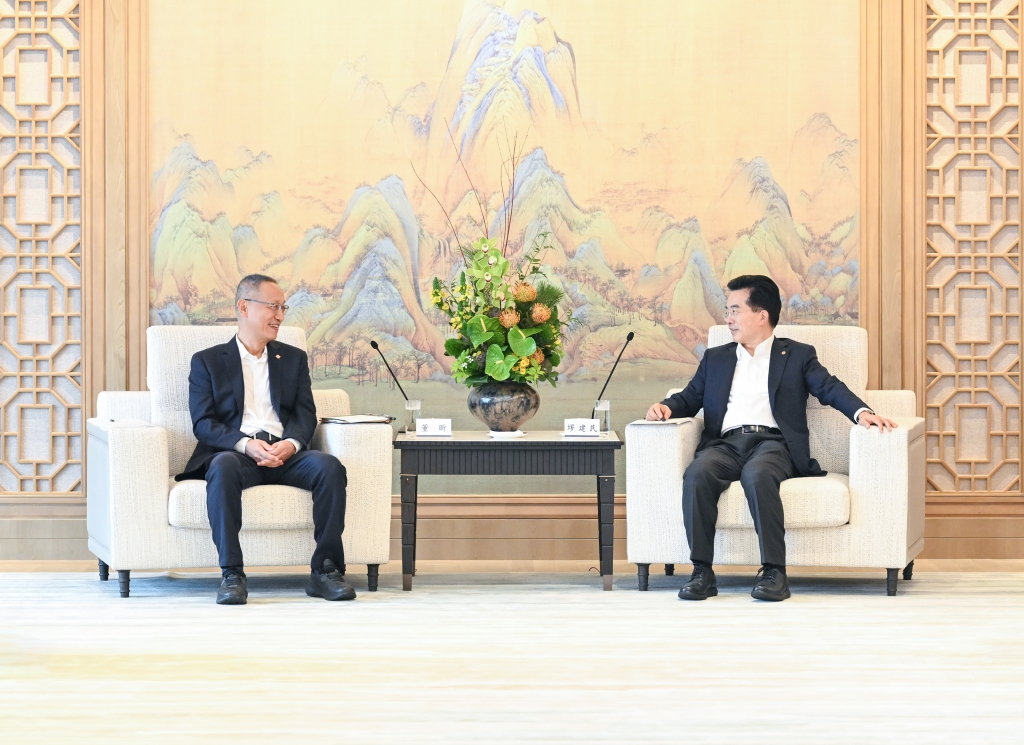 缪建民会见中国联通董事长董昕一行