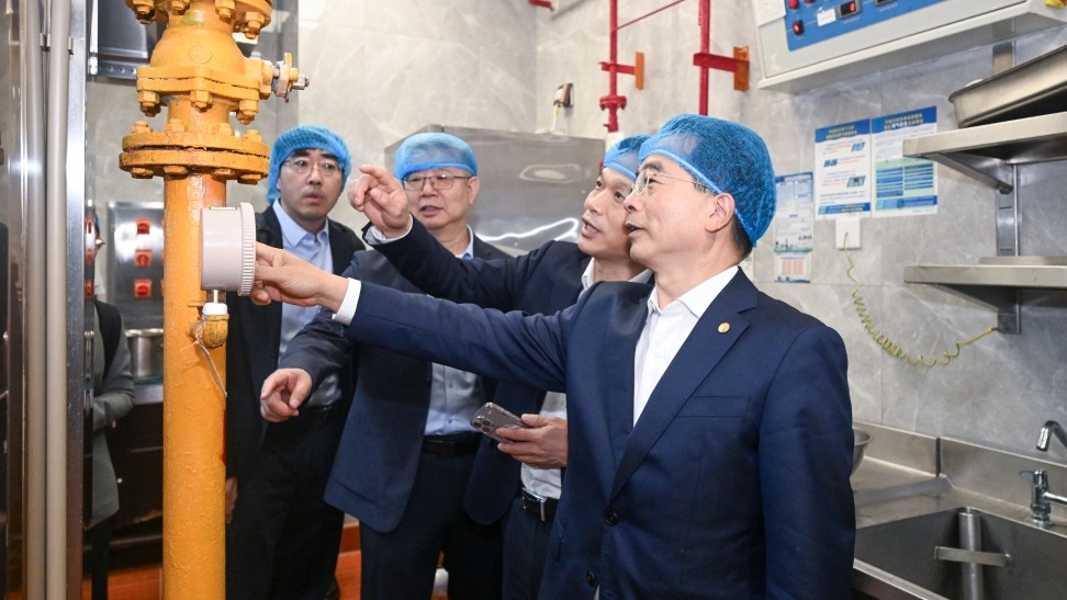缪建民石岱“四不两直”开展节前安全检查