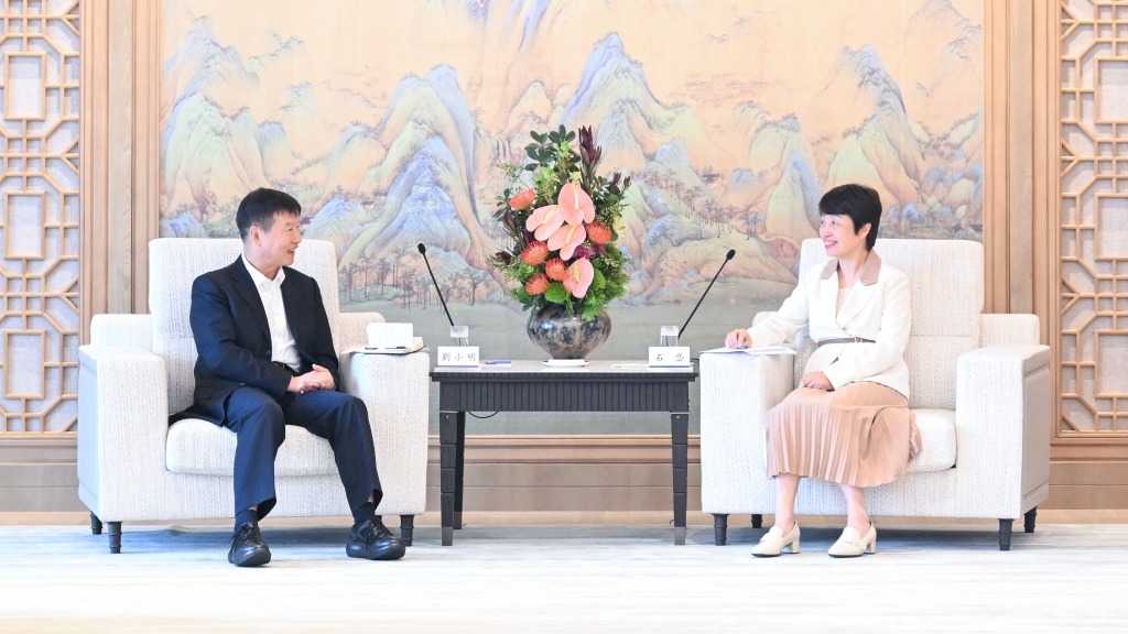 石岱会见海南省委副书记、省长刘小明