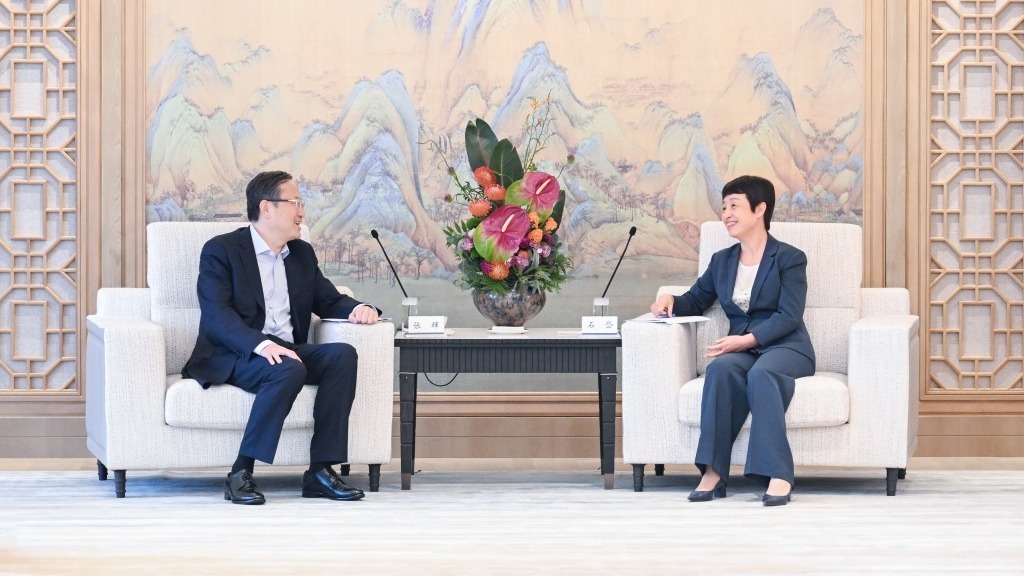 石岱会见中国银行行长张辉