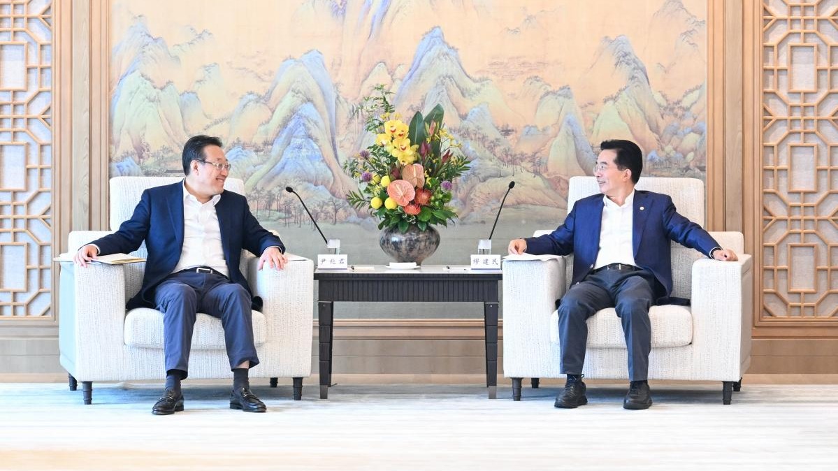 缪建民会见中国太平董事长尹兆君