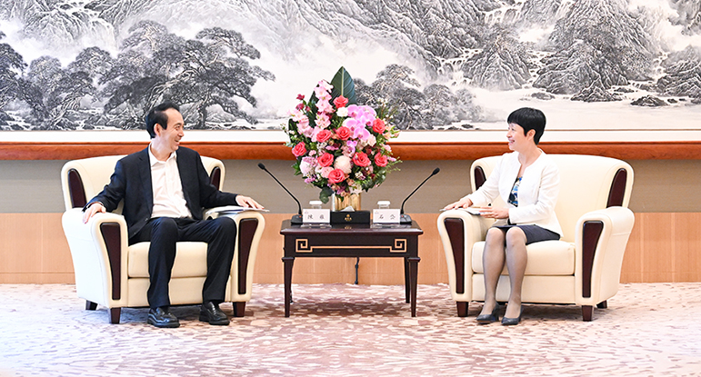 石岱会见宁夏回族自治区政协主席陈雍